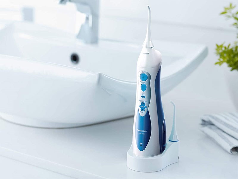 Sau khi bọc răng sứ có nên dùng tăm nước không?
